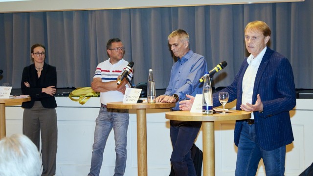 Diskussionsabend: Monika Uhl, Jörn Millan (beide von Pro Innenstadt), Ulrich Giesecke und BfP-Fraktionssprecher Armin Jabs (von links) diskutierten über die Zukunft der Penzberger Innenstadt.