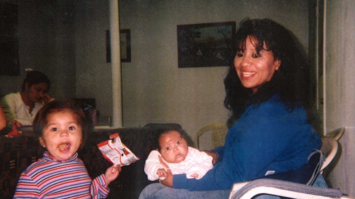 Justizfall in Texas: Melissa Lucio mit zwei ihrer 14 Kinder. Das Kleinere ist Mariah, die mit zwei Jahren starb.