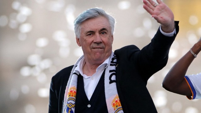 La Liga: Nun auch am Brunnen: Carlo Ancelotti feiert Madrids Meisterschaft auf traditionelle Weise.
