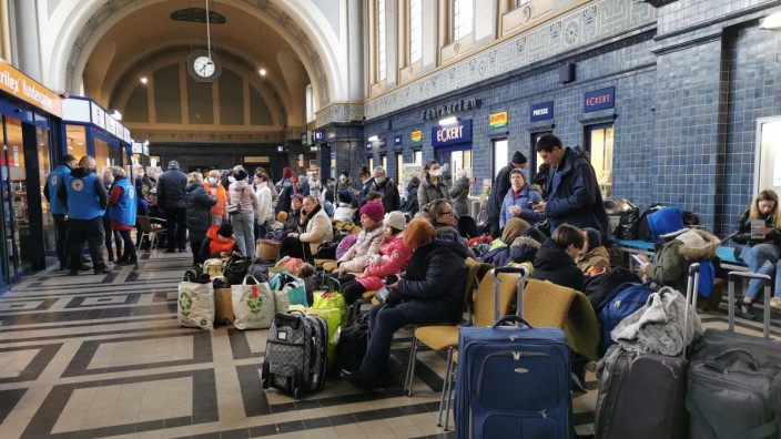 Interview: Geflüchtete warten Mitte März am Bahnhof in Görlitz auf ihre Weiterreise.