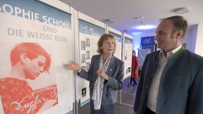 Geschwister-Scholl-Forum: Hildegard Kronawitter eröffnete als Vorsitzende der Weiße Rose Stiftung die Ausstellung in Straßlach. Hier im Gespräch mit Bürgermeister Hans Sienerth.