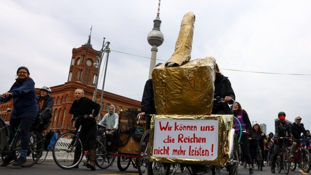 Tag der Arbeit: Die Fahrraddemo vor dem Roten Rathaus in Berlin.