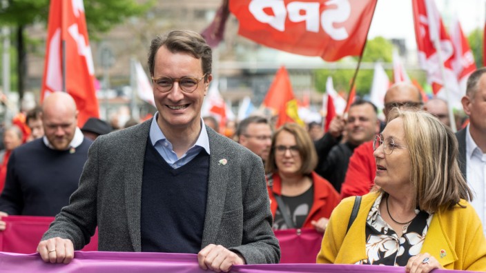 Nordrhein-Westfalen: Ministerpräsident Hendrik Wüst (CDU) und Anja Weber, Vorsitzende des DGB NRW, beim Demonstrationszug in Dortmund.