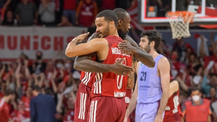 Basketball-Euroleague: Lass dich umarmen: Nick Weiler-Babb (vorne) und Othello Hunter wissen, dass sie gerade Historisches vollbracht haben.