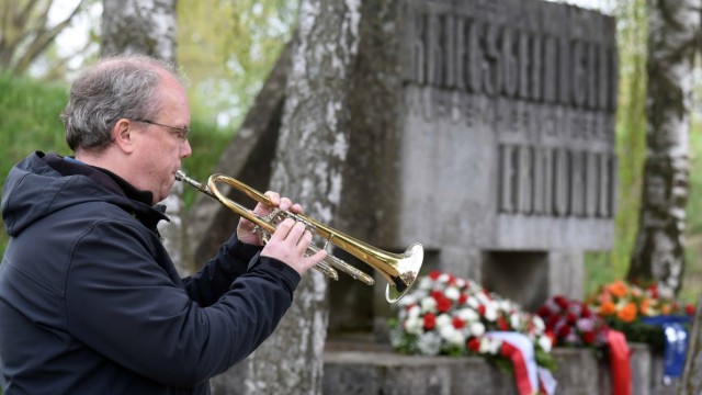 Gedenken in Hebertshausen: Trompeter Thomas Bock spielt zum Abschluss das Lied vom Moorsoldaten.
