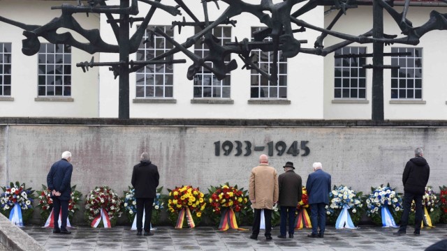Dachau: Bei den Feierlichkeiten werden zahlreiche Blumenkränze niedergelegt.