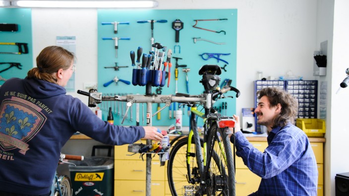 Fahrrad-Sicherheit: Hèlène Jerzewski, Alex Schwarz und ihre Kollegen reparieren in der Werkstatt "Doctor Bike" in Schwabing im Frühling 50 bis 60 Räder pro Tag.