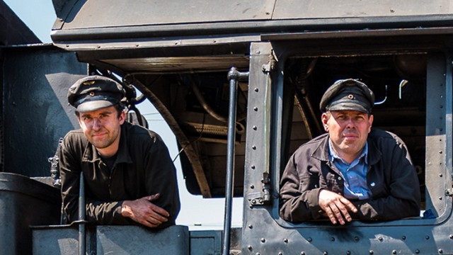 Bahnhistorie: Heizer Marvin Christ (links) und Lokführer Matthias Kopitzki wollen die 01 150 gerne wieder unter Dampf setzen.