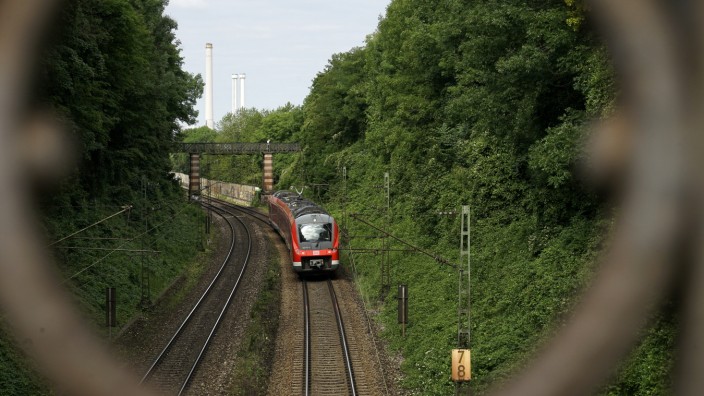 Regionalzüge am Kolumbusplatz: Bei optimierten Fahrplänen würde im Verlauf des Südrings ein Extra-Halt an der Poccistraße auch den Schnellzugverkehr nicht ausbremsen, haben Befürworter ausgerechnet.