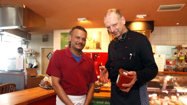 Gastronomy: Jörg Schmitz (right) and his employee Chaminda Samaraweera after work.