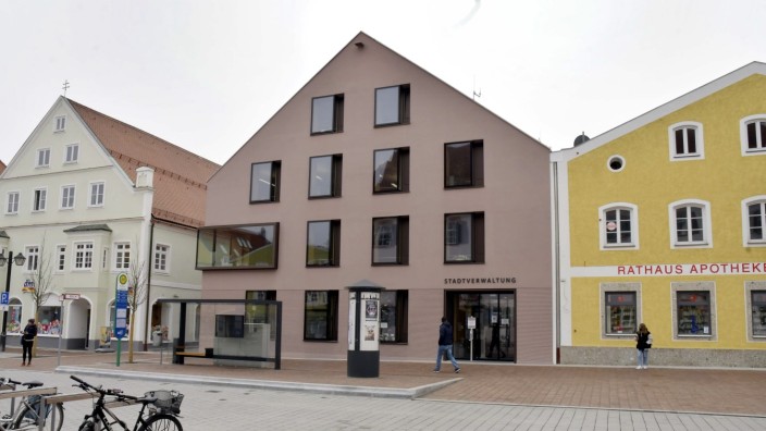 Jahresrechnung 2021: Das neues Rathaus an der Landshuter Straße 4 in Erding.