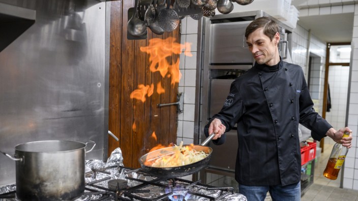 Arbeiten in Deutschland: Um als Koch zu arbeiten, benötigt Vitaly (38), der mit seiner Familie aus Kiew geflohen ist, eine Sozialversicherungsnummer und eine Aufenthaltserlaubnis.