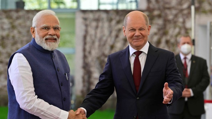 Indischer Premier in Berlin: Bundeskanzler Olaf Scholz begrüßt den indischen Premierminister Narendra Modi am Montag vor dem Kanzleramt in Berlin.