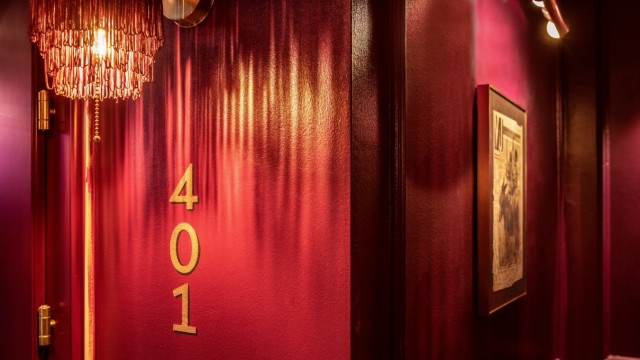 Neue Hotels in Wien: Wer den Film "Grand Budapest Hotel" von Wes Anderson kennt, wird sich in den Fluren des Hotels "Die Josefine" daran erinnert fühlen.