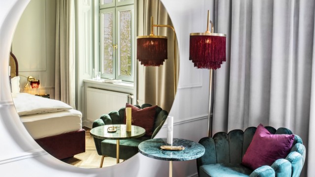 Neue Hotels in Wien: Die Lampen und Sessel und Tischchen erinnern an den Einrichtungsstil der 1920er-Jahre.