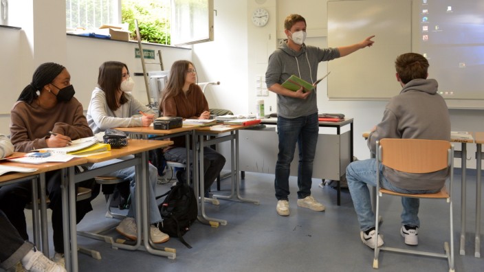 Platzmangel in Schwabinger Schule: Spanisch im Keller: Die Platznot am Willi-Graf-Gymnasium erzwingt Situationen, die dem Lernen nicht besonders förderlich sind.