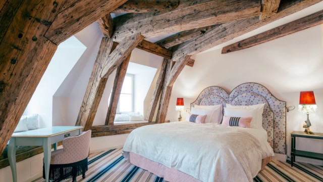 Neue Hotels in Wien: In einigen Zimmern und Suiten ist der jahrhundertealte, seiner Funktion beraubte hölzerne Dachstuhl freigelegt.