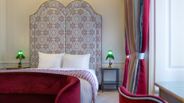 Neue Hotels in Wien: Die Habsburger Lippe findet sich stilisiert in der geschwungenen Form der Wandkissen wieder.