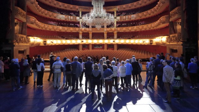 The Long Night of Music: Visitors to the Long Night at the Bavarian National Theater can even stand on stage - not as artists, but only during a guided tour.