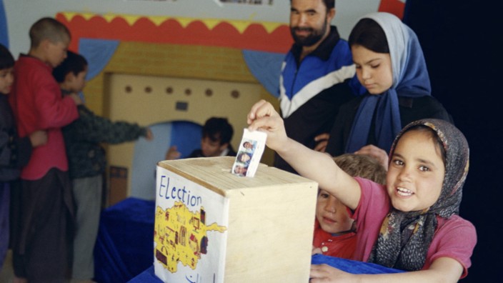 Reisebuch "Finding Afghanistan": Spielerisch Demokratie lernen: Kinder bekommen das Wählen erklärt, Kabul 2005.