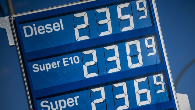 Im Öffentlichen Nahverkehr: Die Spritpreise für Diesel und Benzin sind während des Kriegs in der Ukraine enorm angestiegen. Das bereitet auch den Busunternehmern Probleme.