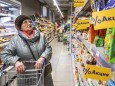 Russland: Eine Frau beim Einkaufen in Moskau