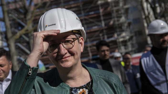 Bauministerin: Bundesbauministerin Klara Geywitz (SPD) bei einem Baustellenrundgang.