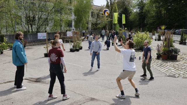 Hochschule in Weihenstephan: Den Aktionstag nutzten Studierende gleich, um ein bisschen Volleyball zu spielen.