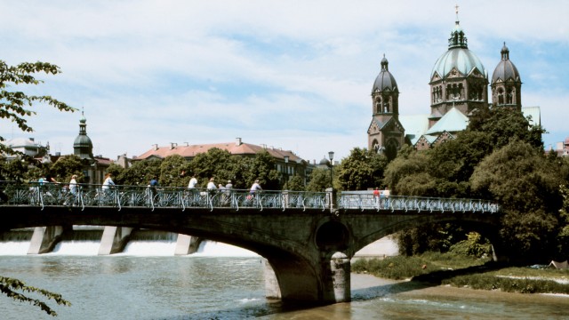 Celebrity tips for Munich and the region: Popular pedestrian bridge: The cable bridge connects Maxanlagen with Lukaskirche.