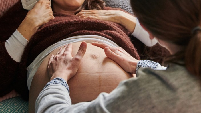 Gesundheit: Nicht nur bei der Geburt sind Hebammen dabei, sie helfen auch bei der Vor- und Nachsorge. Für viele Frauen sind sie darüber hinaus aber auch während und nach der Schwangerschaft eine emotionale Stütze.