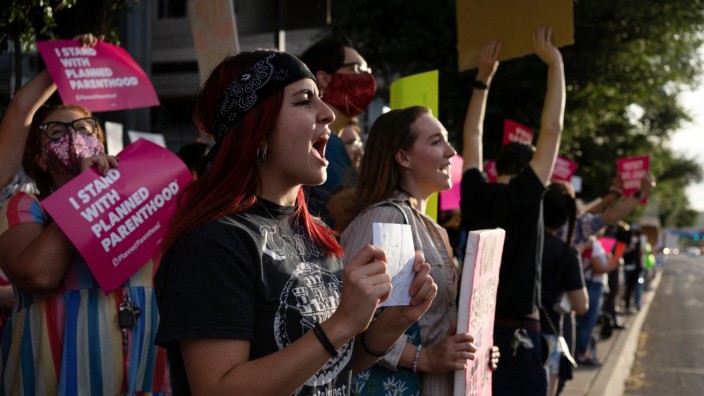 Abtreibungsverbot in den USA: Proteste gegen das geplante Urteil zum Abtreibungsrecht in Tucson. Solche Demonstrationen finden in vielen Städten statt.