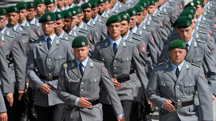 Sicherheitspolitik: Militär ermöglicht Frieden, gemeinsam mit kluger Politik und eingebettet in die Kraft eines Bündnisses - Bundeswehrsoldaten bei einer Gelöbnisparade in Berlin.