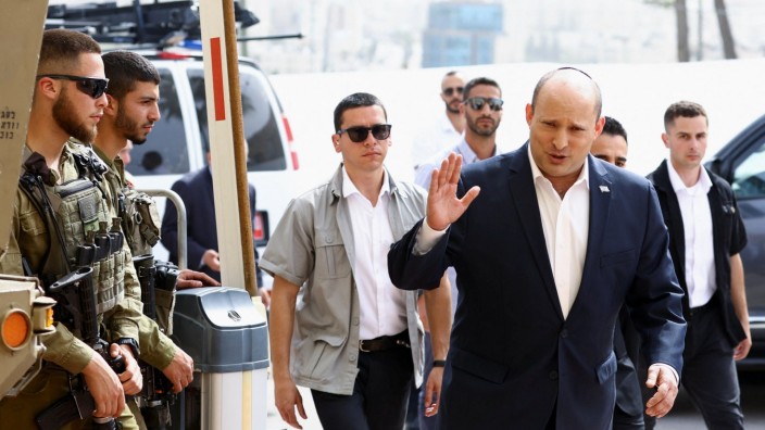 Israel: Der israelische Ministerpräsident Naftali Bennett besucht eine Militärbasis unweit von Ramallah im besetzten Westjordanland.