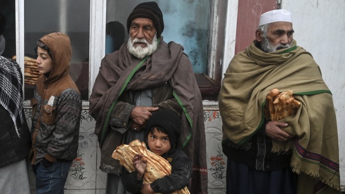 Welternährungsprogramm: In Afghanistan hungern Millionen Menschen: Schlange vor einer Essensausgabe.