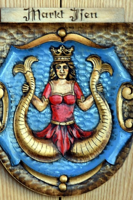 1275-Jahr-Feier: Ein Fabelwesen ziert das geheimnisvolle Isener Wappen. Wieso hat die Dame zwei Fischschwänze?