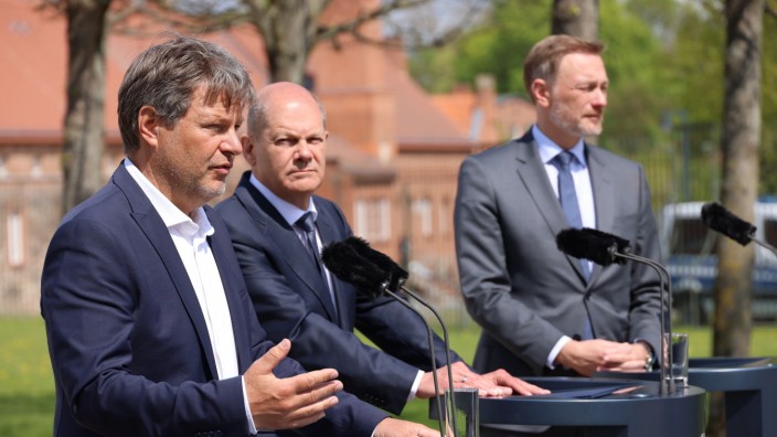 Regierungsklausur: Bundeskanzler Olaf Scholz mit Vizekanzler Robert Habeck und Finanzminister Christian Lindner nach der Kabinettsklausur.
