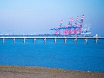 Abhängigkeit von russischem Gas: Deutsche Umwelthilfe geht gegen schwimmendes LNG-Terminal vor Wilhelmshaven vor