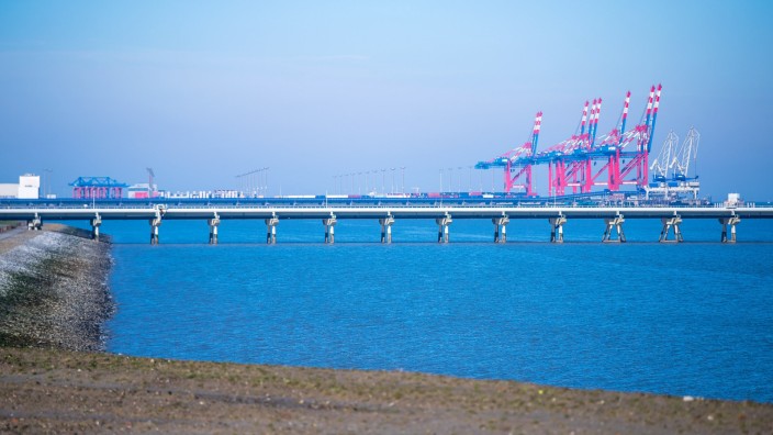 Abhängigkeit von russischem Gas: Der Jade-Weser-Port in Wilhelmshaven mit den Rohren der Tankerlöschbrücke im Vordergrund. Hier soll ein erstes LNG-Terminal in Deutschland entstehen.