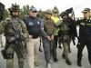 Die Polizei begleitet Dairo Antonio Usuga (Mitte), bekannt als "Otoniel", zu einem Militärflughafen in Bogota