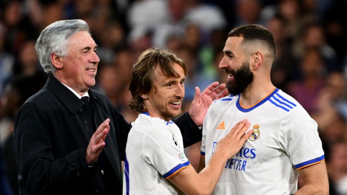 Real Madrid in der Champions League: Carlo Ancelotti hat vieles erlebt im Fußball, aber so eine wahnsinnige Wiederauferstehung? So eine irre "remontada", wie sie in Spanien sagen.