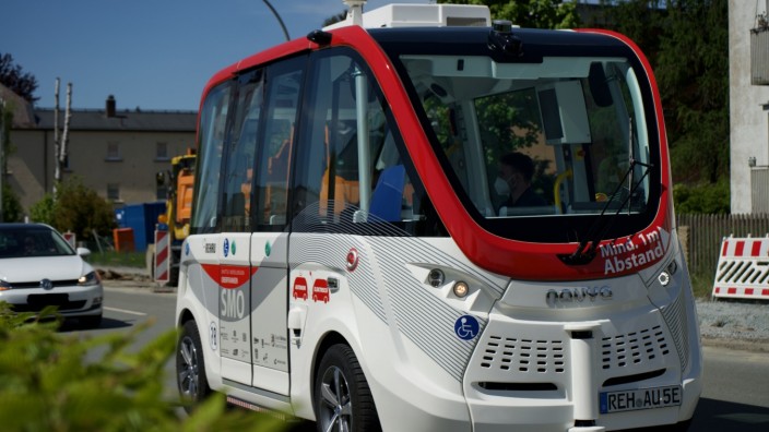 Wirtschaft in Bayern: Die Shuttle-Modellregion Oberfranken (SMO) testet autonom fahrende Busse in unterschiedlichen Szenarien: In Rehau (im Bild) fahren die Vehikel im Werksverkehr, in Kronach befördern sie vor allem Touristen durch die Altstadt.