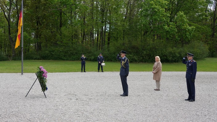Ende der Luftschlacht um England: Group Captain Mark Derek Heffron (Mitte), die Wehrbeauftragte Eva Högl und Brigadegeneral Stefan Scheibl (rechts) auf dem Platz des Ehrenmals.