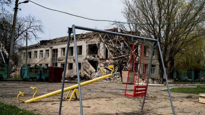 Kinderspielplatz vor der Poliklinik in Bastanka. Der Krieg in der Ukraine bereits etliche Opfer auch unter Kindern gefordert.
