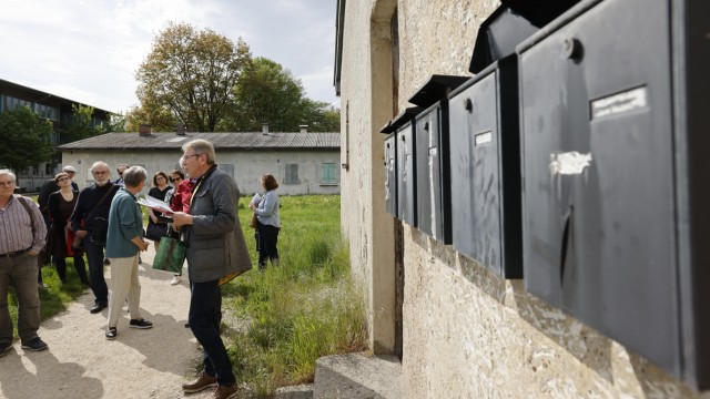 Stalag VII A in Moosburg: Die früheren Wachbaracken des Stalag VII A sind laut Experten als gesamtes Ensemble ein schützenswertes Denkmal. Doch die benachbarte Schule (links im Hintergrund) muss dringend erweitert werden.