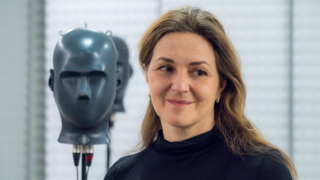 Podcast: Martina Gedeck übernimmt die Rolle der Fricka. Im Hintergrund sieht man den "Kunstkopf": Eine dem menschlichen Kopf nachgebildete Aufnahmeeinrichtung mit zwei Ohrmuscheln, hinter denen sich Mikrofone befinden.