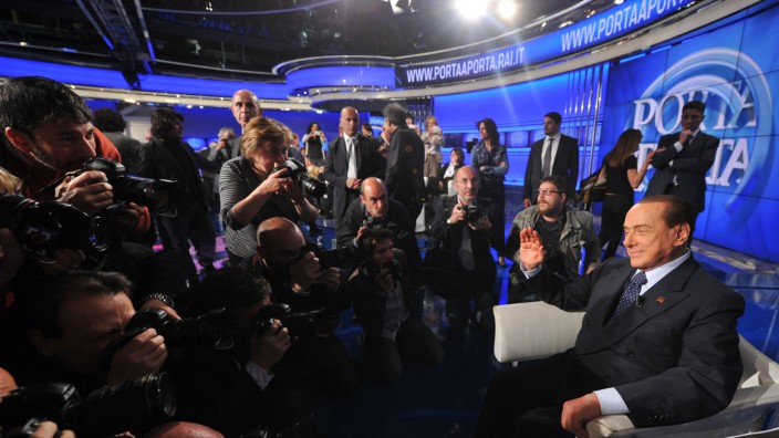 Fernsehen: War das große Thema, aber beim Aktionärstreffen von ProSieben Sat 1 in München nicht dabei: Italiens ehemaliger Ministerpräsident und Medienunternehmer Silvio Berlusconi (rechts).