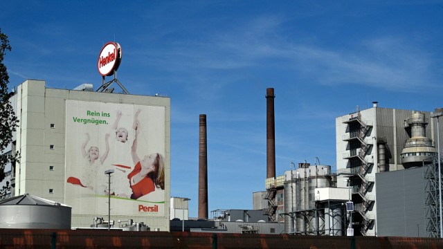 Konsumgüter: Henkel-Fabrik in Düsseldorf: Der Konzern wirbt mit dem Slogan "Rein ins Vergnügen", doch Beschäftigte und Aktionäre haben derzeit auch Sorgen.