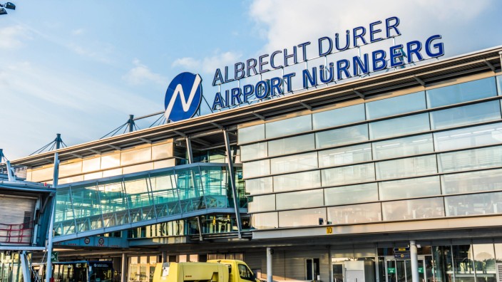Züge und Flugzeuge: In Nürnberg hatte sich der Flugverkehr bereits in der Nacht normalisiert.
