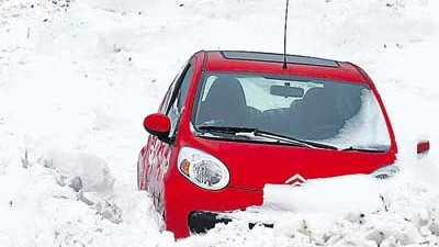 Schneechaos in Deutschland: Ein eingeschneites Auto in Soehlen an der Ostseeküste.