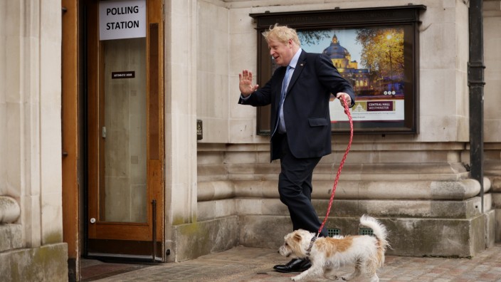 Wahlen in Großbritannien: Wahlgang mit Hund: Am Donnerstag gab der britische Premier Boris Johnson seine Stimme ab, am Freitag wird klar, dass seine Partei bei den Lokalwahlen Verluste eingefahren hat. Offen ist noch, wie hoch sie ausfallen.